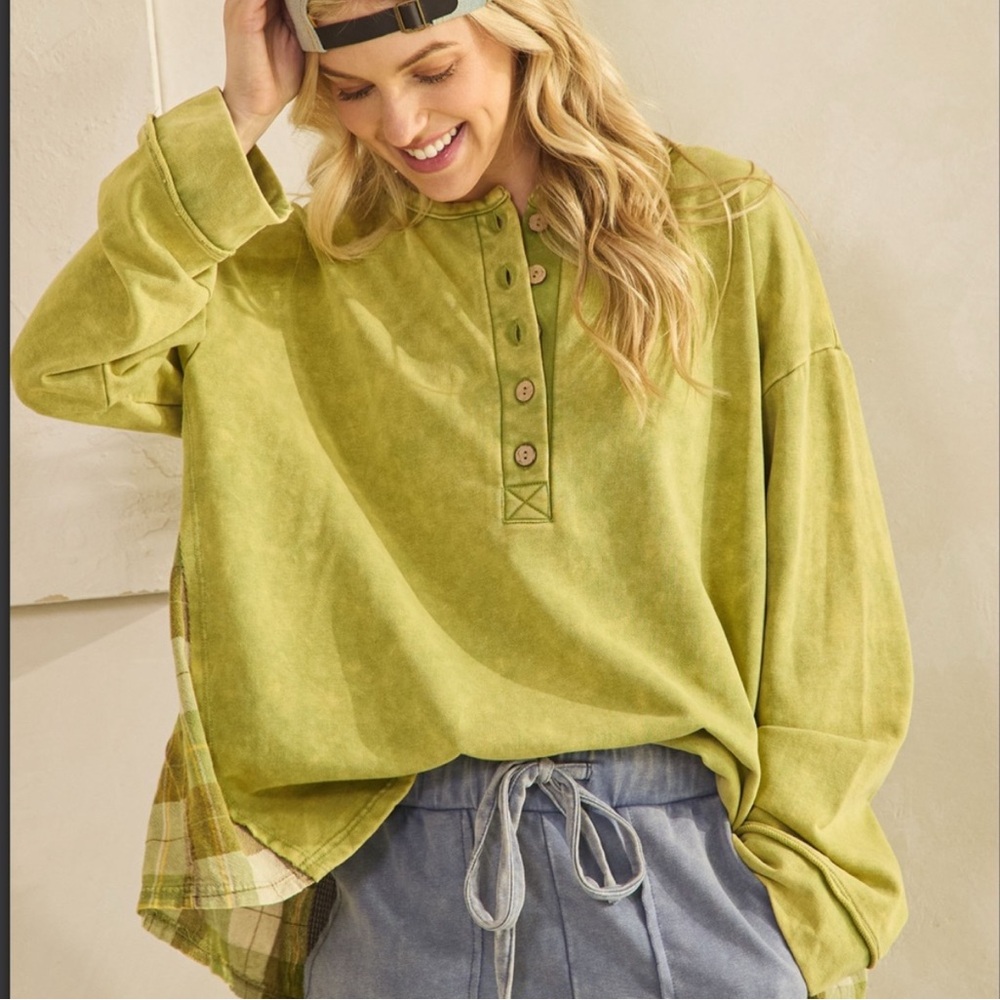 Sage + Fig Cotton Henley Top with Flannel Back in Sage Size Large